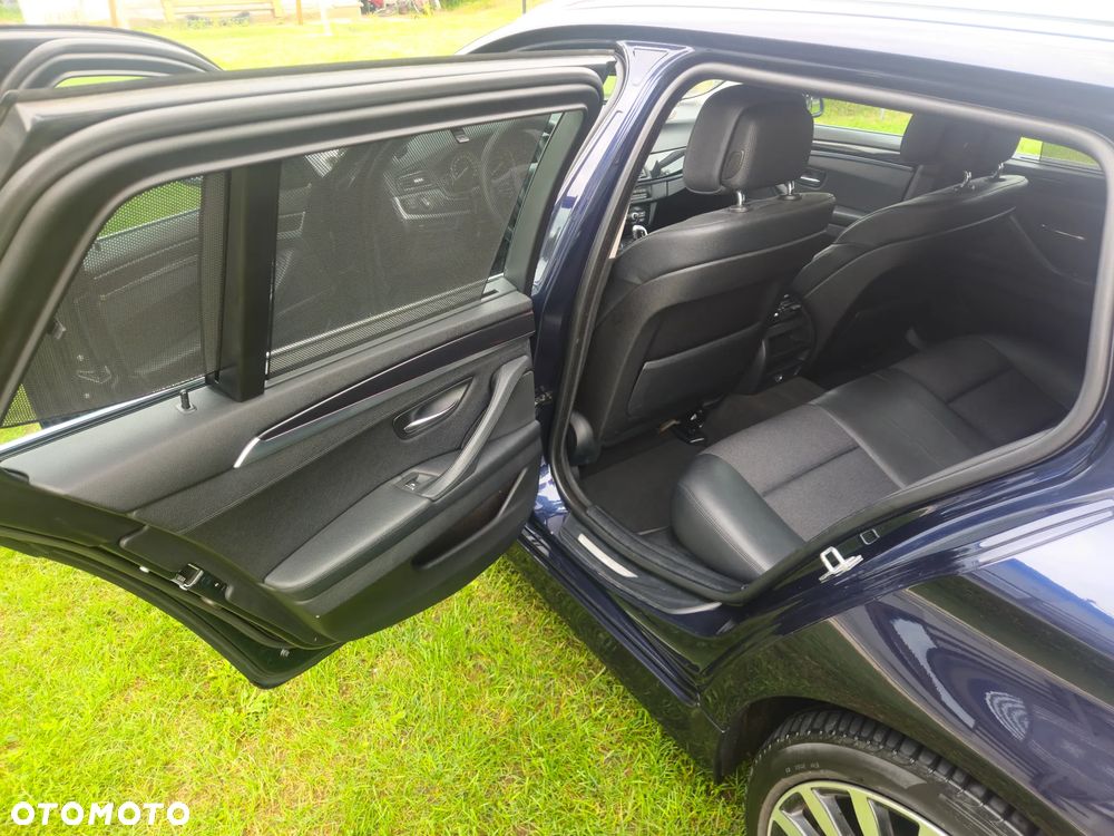BMW Seria 5 525d xDrive - 14