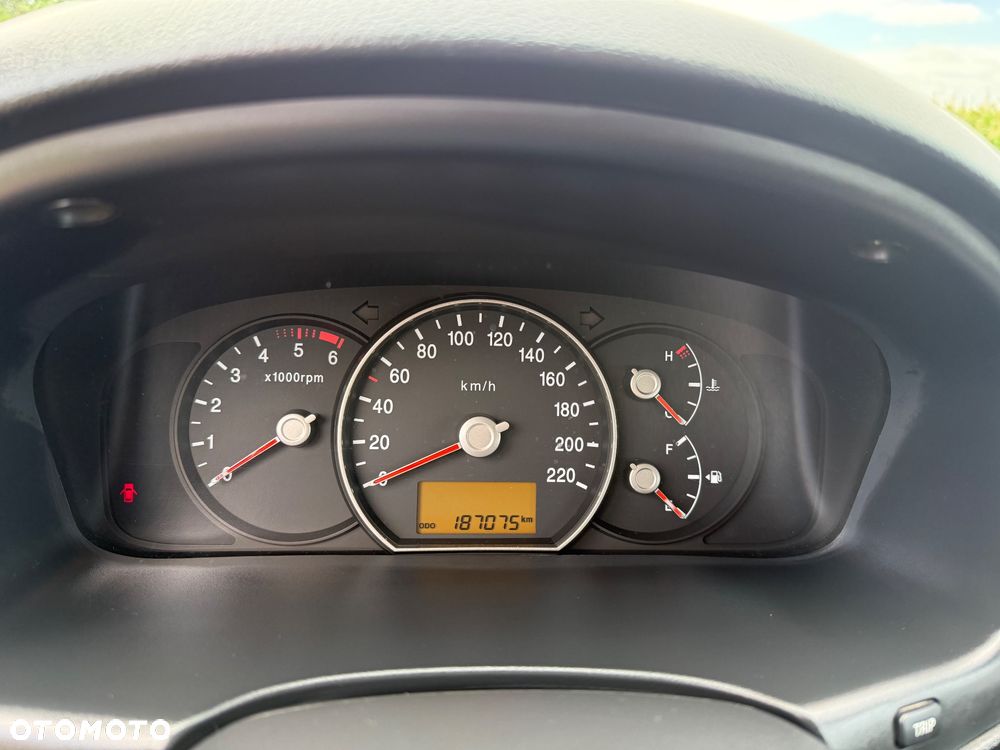 Kia Carens - 12
