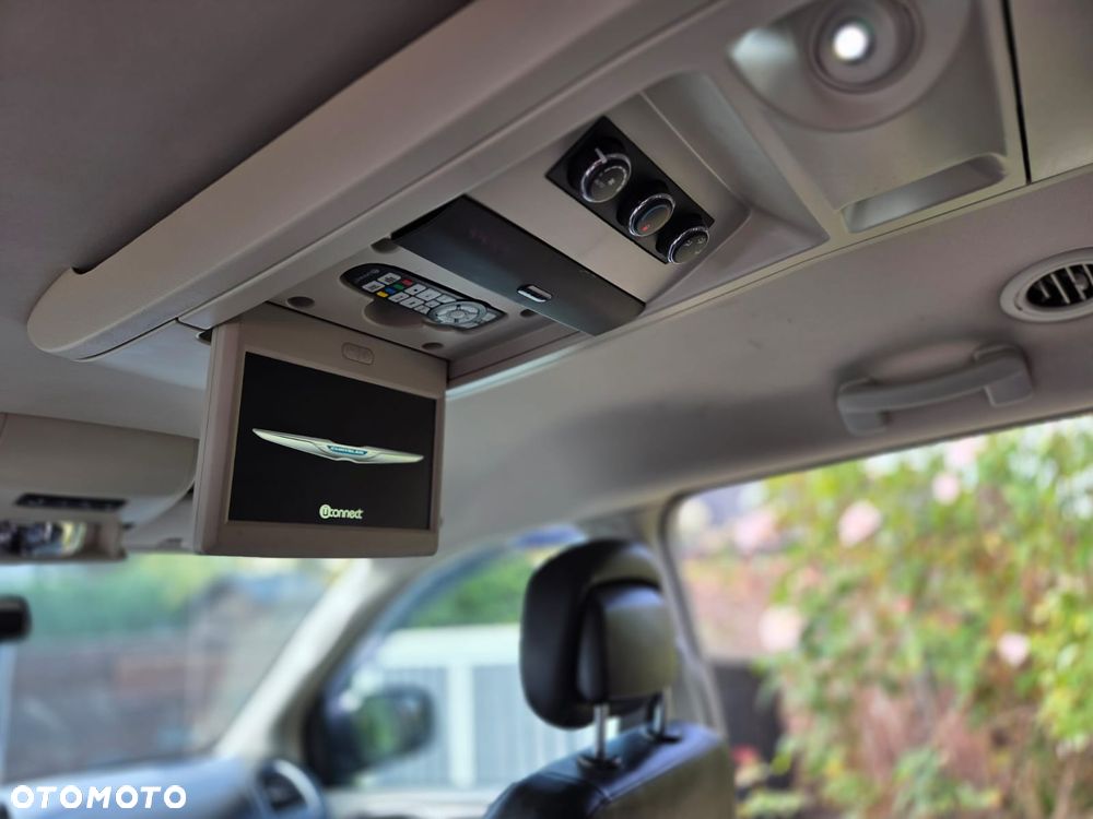 Chrysler Town & Country - 11
