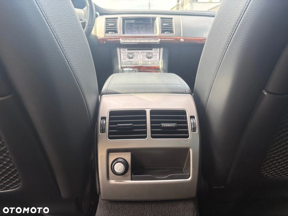 Jaguar XF 3.0 V6 Luxury - 17