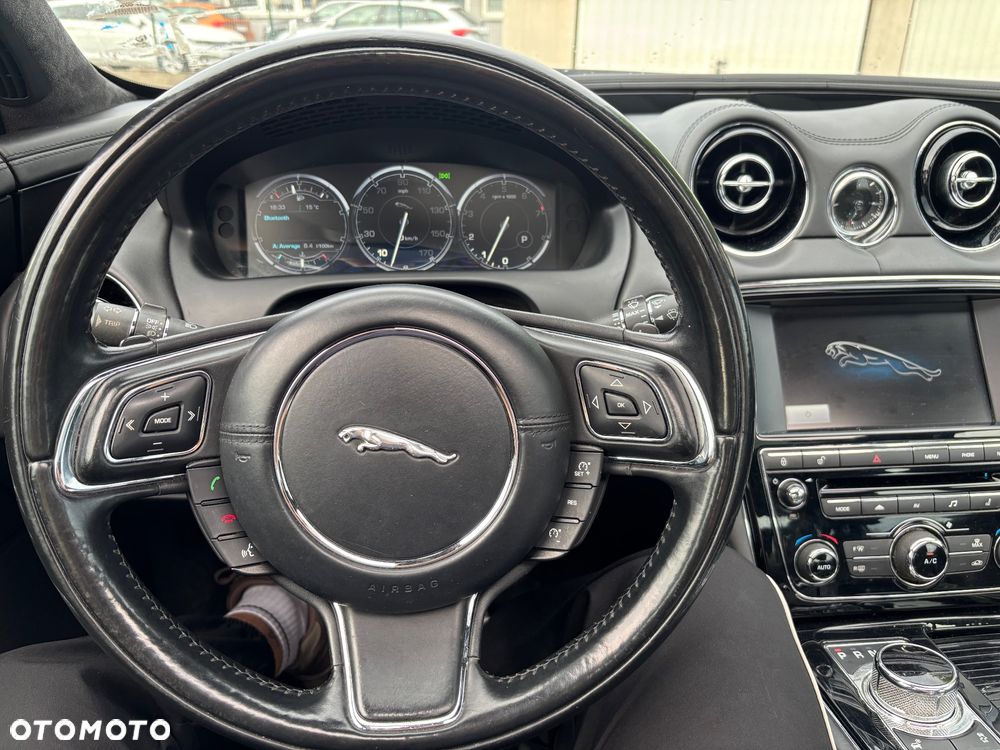 Jaguar XJ 3.0 T AWD R-Sport - 29