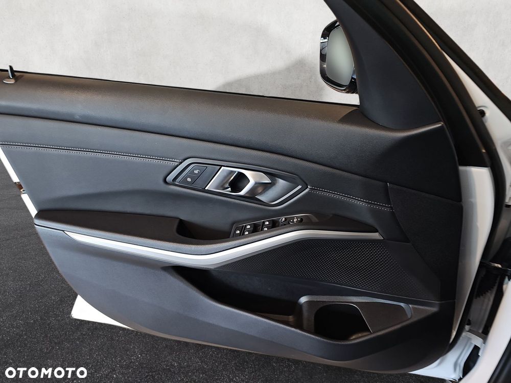 BMW Seria 3 318i Sport Line - 15