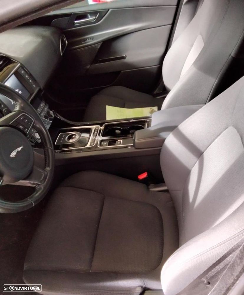 Jaguar XE - 3