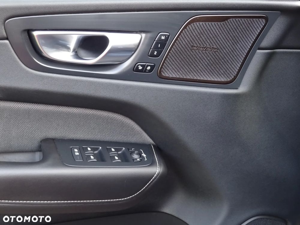 Volvo XC 60 B4 D AWD Plus Dark - 24