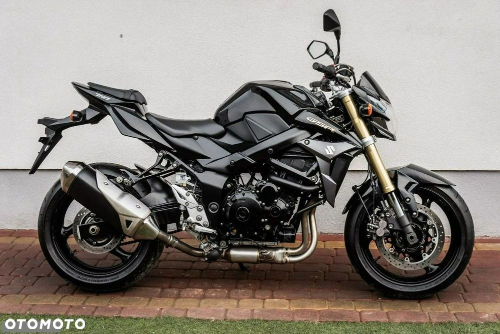 Suzuki GSR - 3