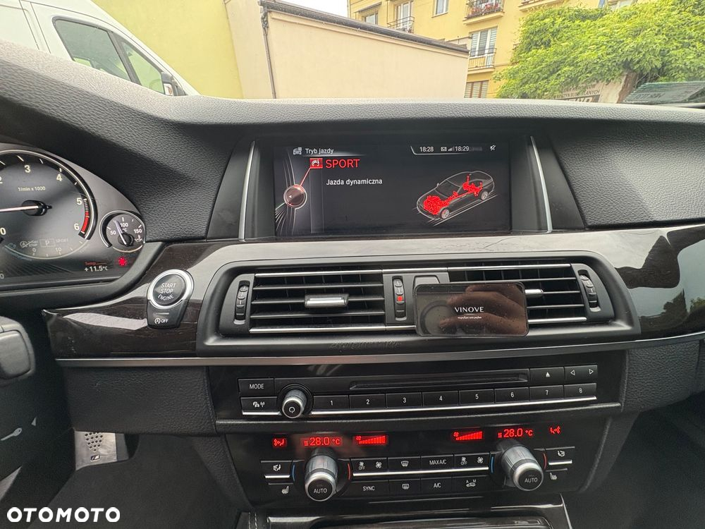 BMW Seria 5 525d xDrive - 28