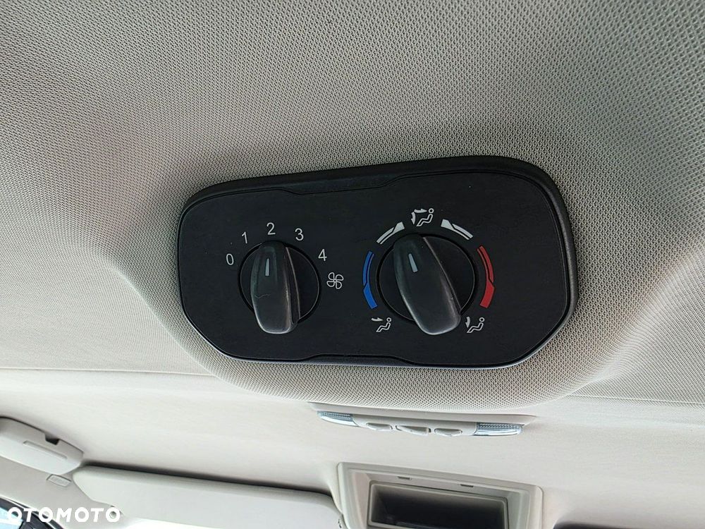 Ford Tourneo Custom - 32