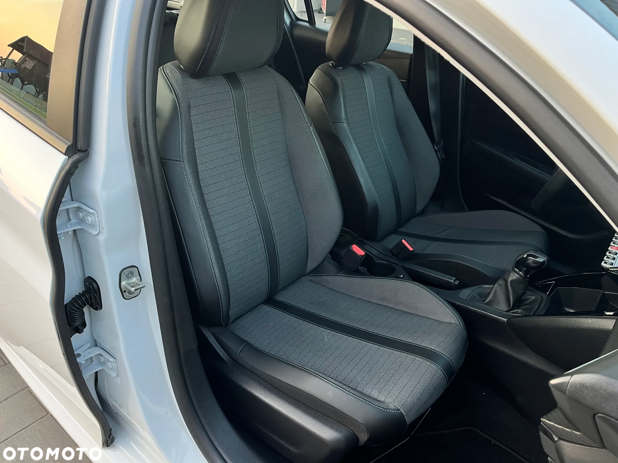 Peugeot 208 - 15