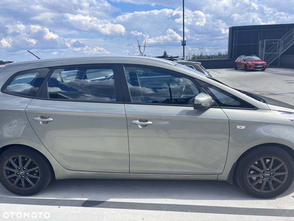 Kia Carens - 4
