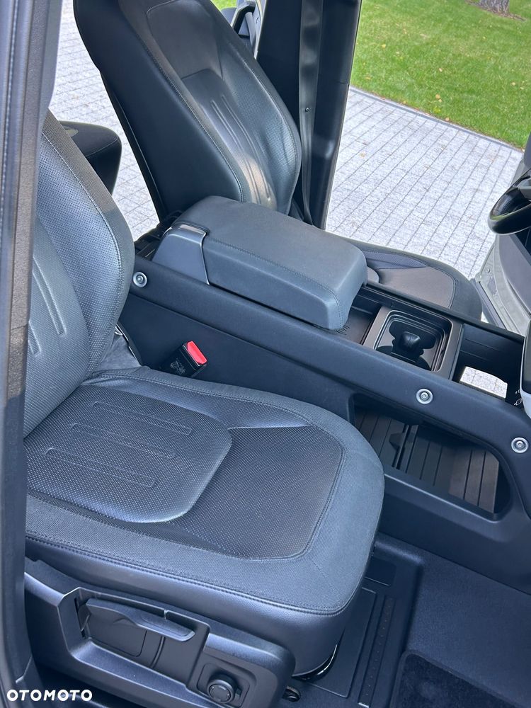 Land Rover Defender - 25