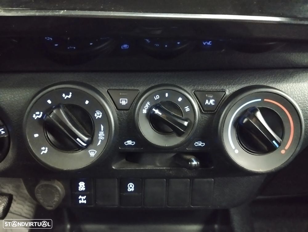 Toyota Hilux 2.4 D-4D 4WD CD CM - 21