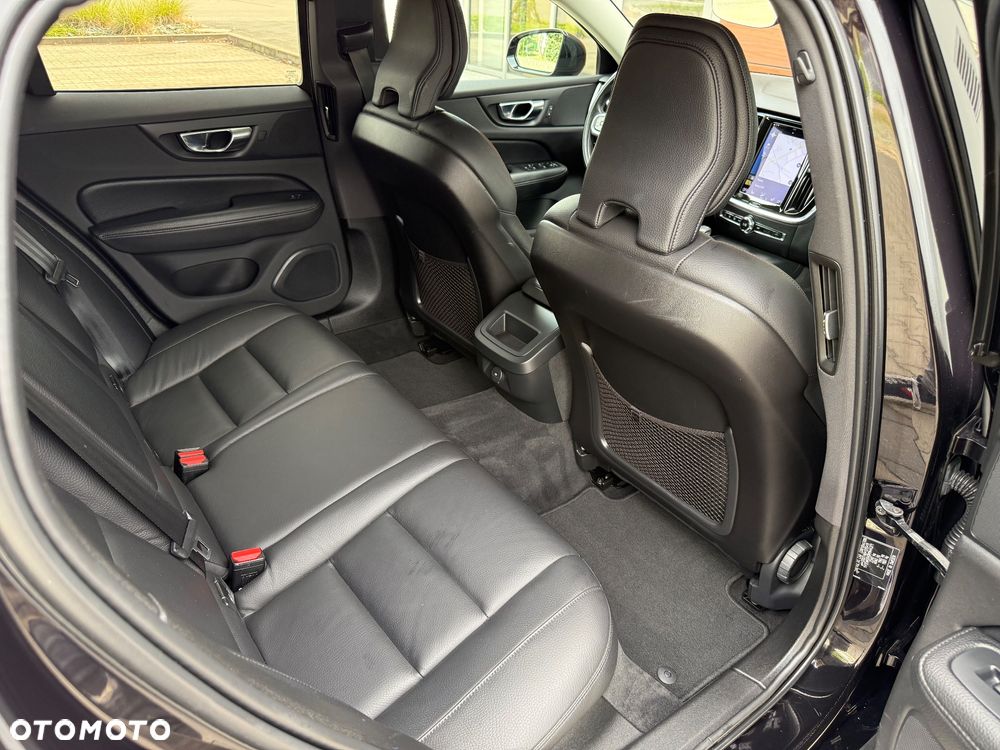 Volvo V60 B3 B DKG Momentum Pro - 24
