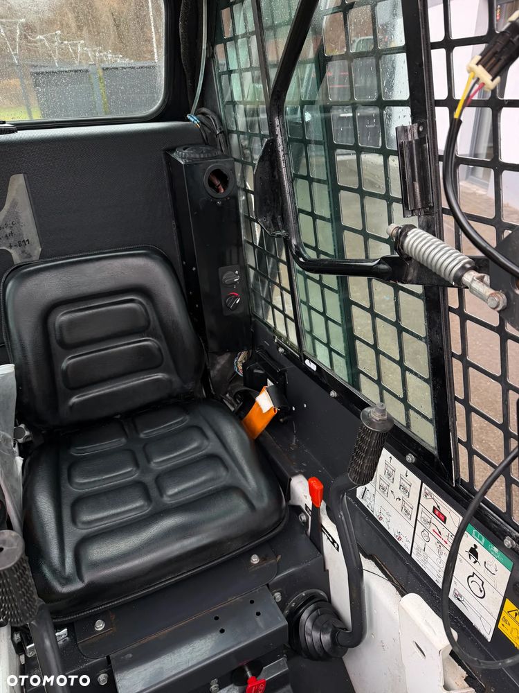 Bobcat S70 Mini-ładowarka 4x4 wózek terenowy. Łyżka widły. Kabina ogrzewana pełne szkło + drzwi ! aktualne serwisy DEKRA. Dokumentacja. silnik Kubota 3cyl. Maszyna Jak Nowa z Salonu! Pochodzi z Norweskiego Gospodarstwa! 2019 rok 715 mtg! Zero luzów i wycieków. Bardzo mocna i wydajna maszyna o małych gabarytach! Wąskie koła. Idealna do stajni. OKAZJA TANIO - 31