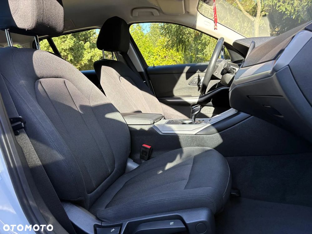 BMW Seria 3 318d Touring Sport Line - 24