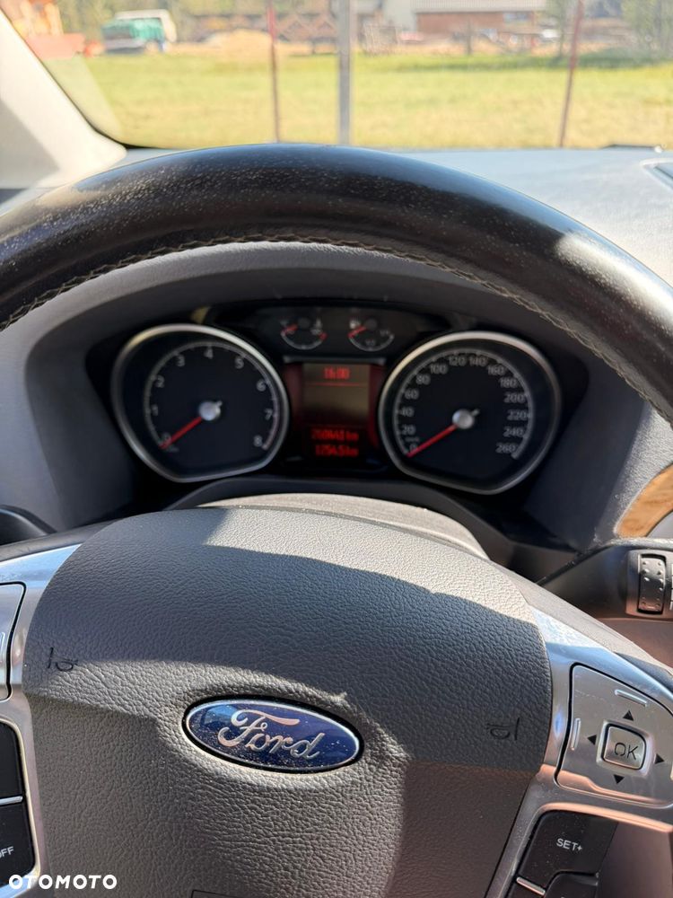 Ford Galaxy 2.0 Ghia - 21