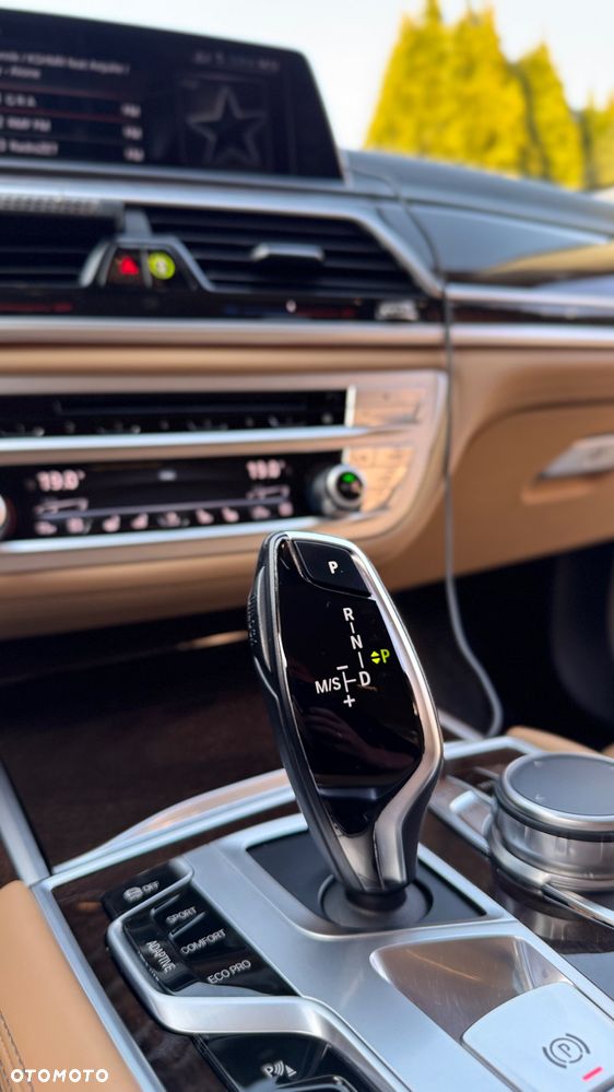 BMW Seria 7 750i xDrive - 31