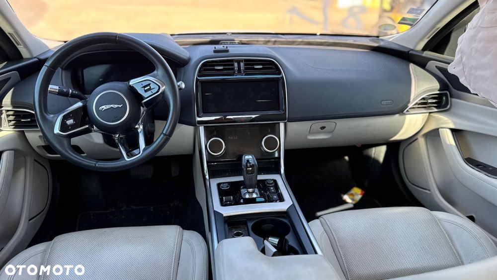 Jaguar XE 2.0 D Prestige - 20