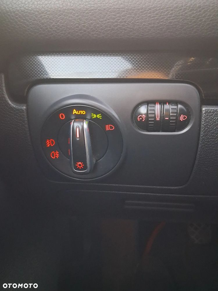 Volkswagen Golf 1.6 TDI DPF Highline - 9