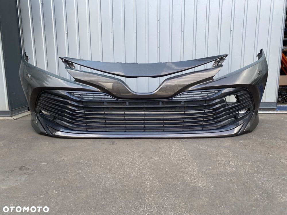 TOYOTA CAMRY 8 VIII ZDERZAK PRZÓD PRZEDNI OTWORY NA PDC i SPRYSKIWACZE 52119-33A50 XV70 XV 70 POSZYCIE ZDERZAKA + KRATKA ŚRODKOWA 53113-33020 Wwa - 1