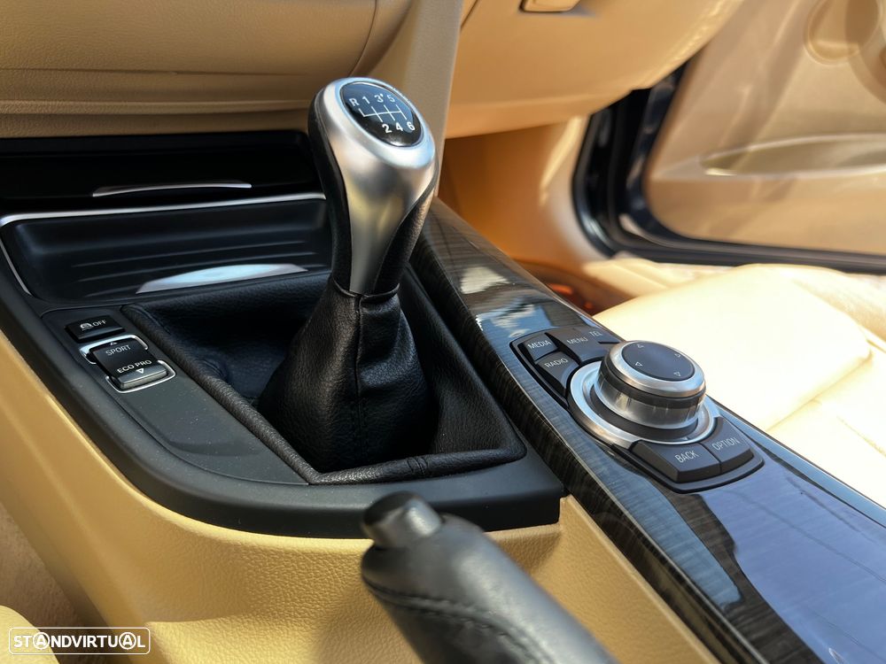 BMW 320 d Line Luxury - 25