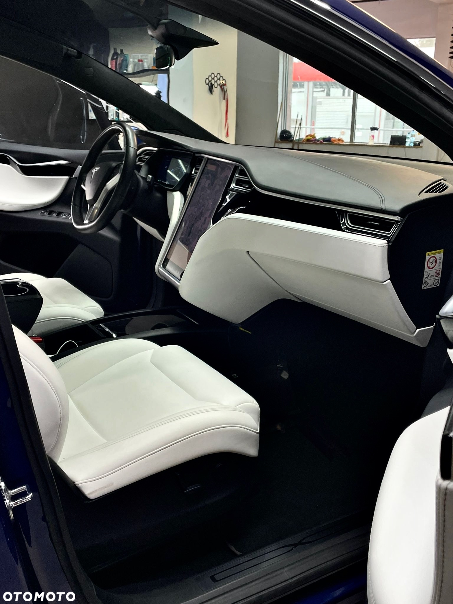 Tesla Model X - 16