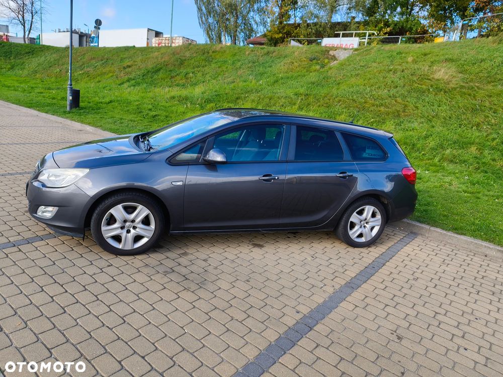 Opel Astra 2011 photo 2