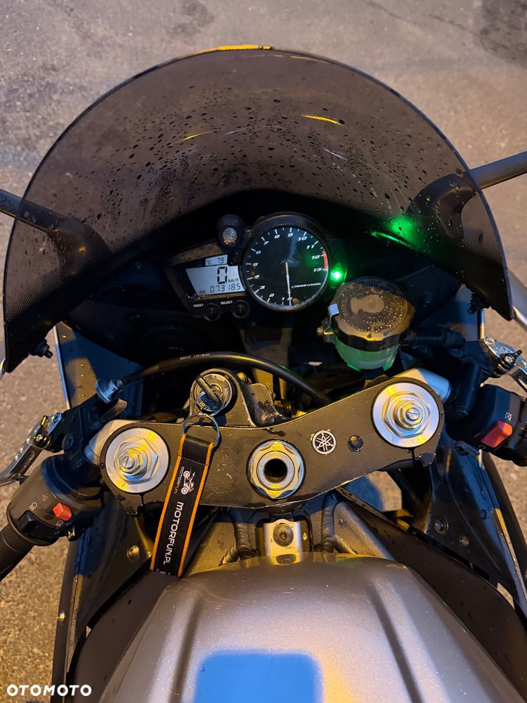 Yamaha R1 - 6