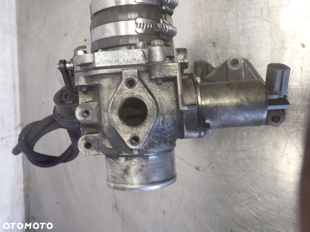 PRZEPUSTNICA Z PODSTAWĄ I EGR RENAULT LAGUNA 2.2 8200276591   -8200294794 - 4