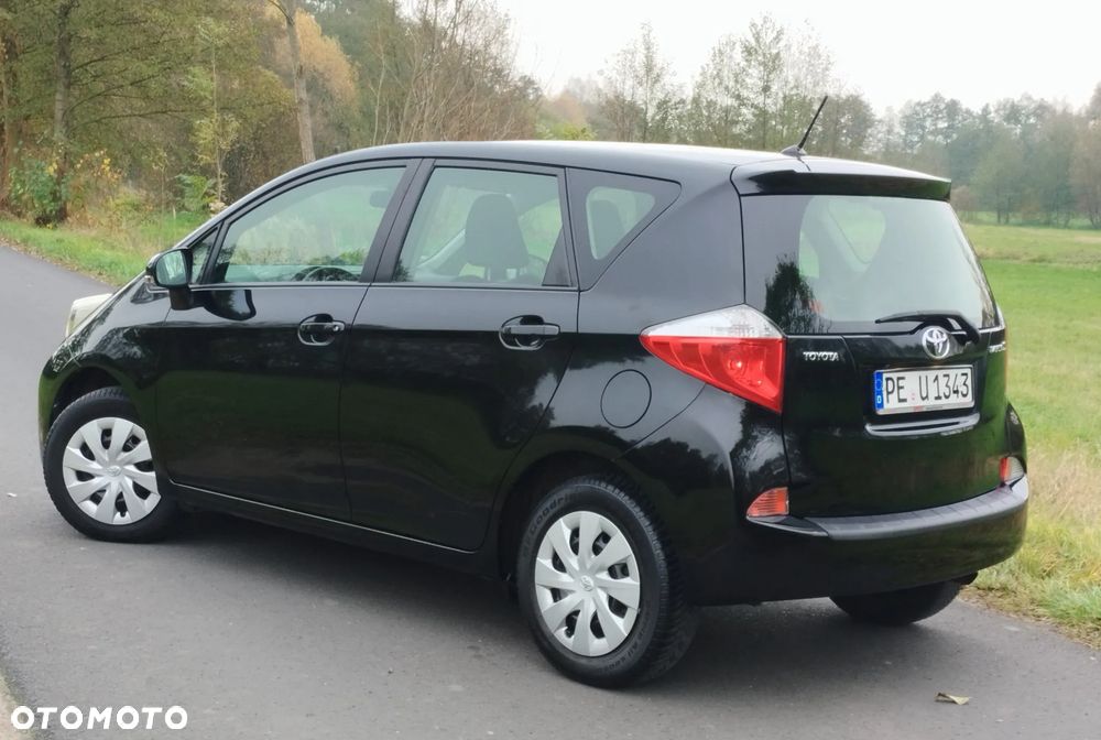 Toyota Verso-S 2012 photo 2