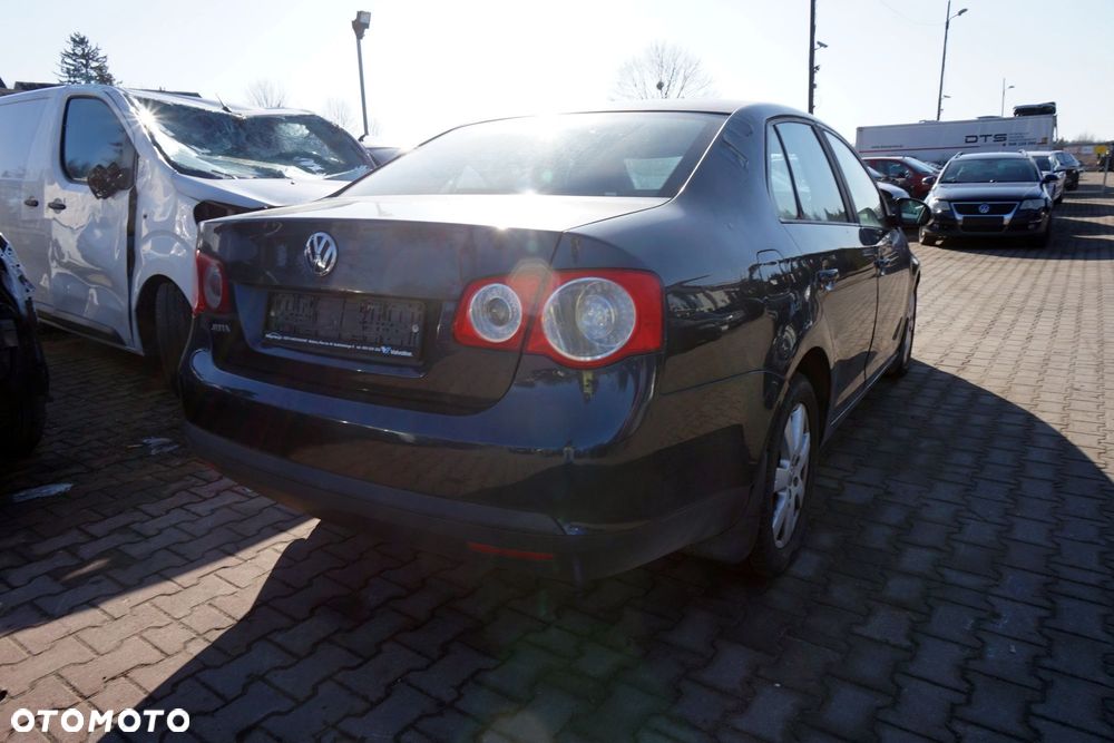VOLKSWAGEN JETTA V SEDAN 2007 LC5F 1.9 TDI BXE 105KM JCR SZARY na części - 5