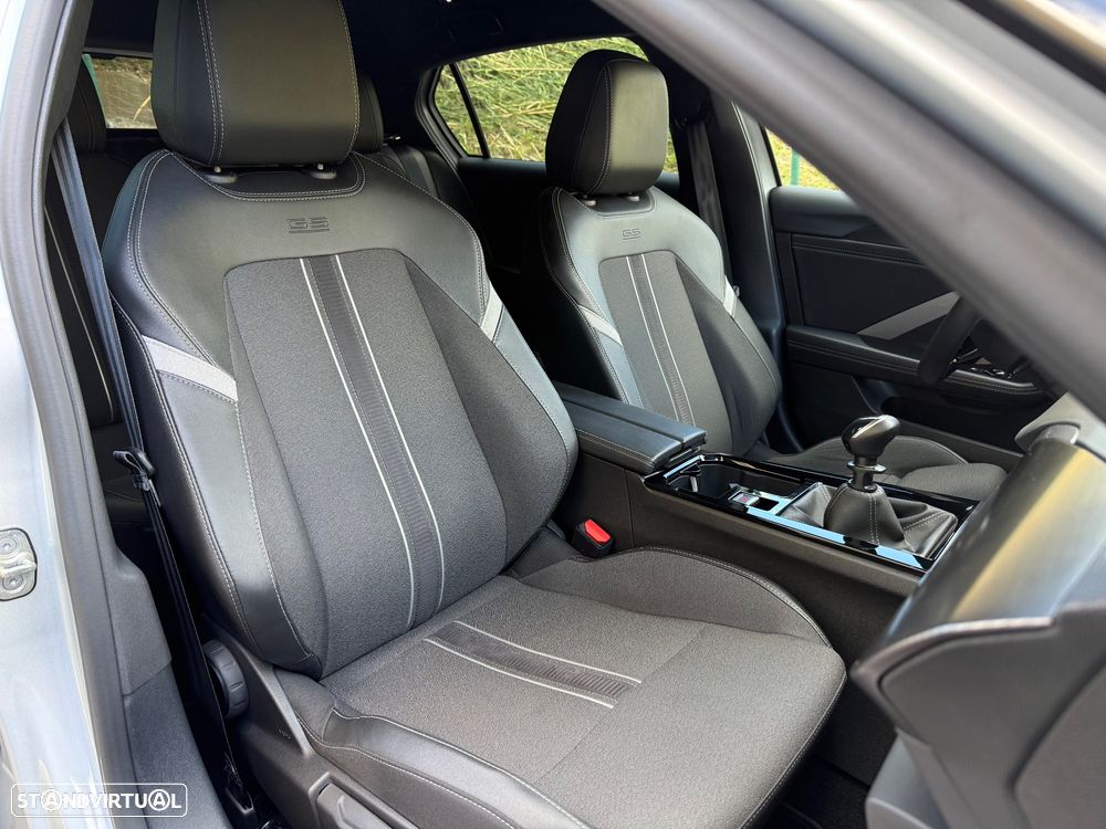 Opel Astra 1.2 T GS - 35