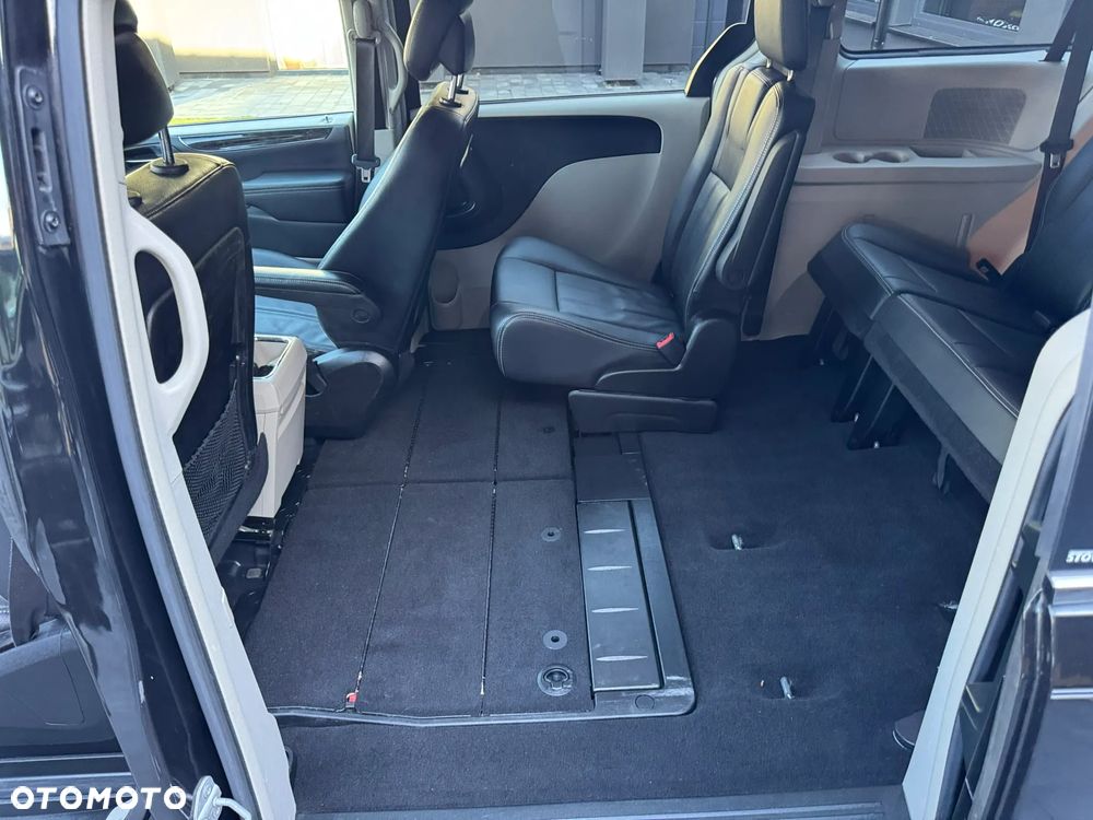 Chrysler Town & Country 3.6 Limited - 35