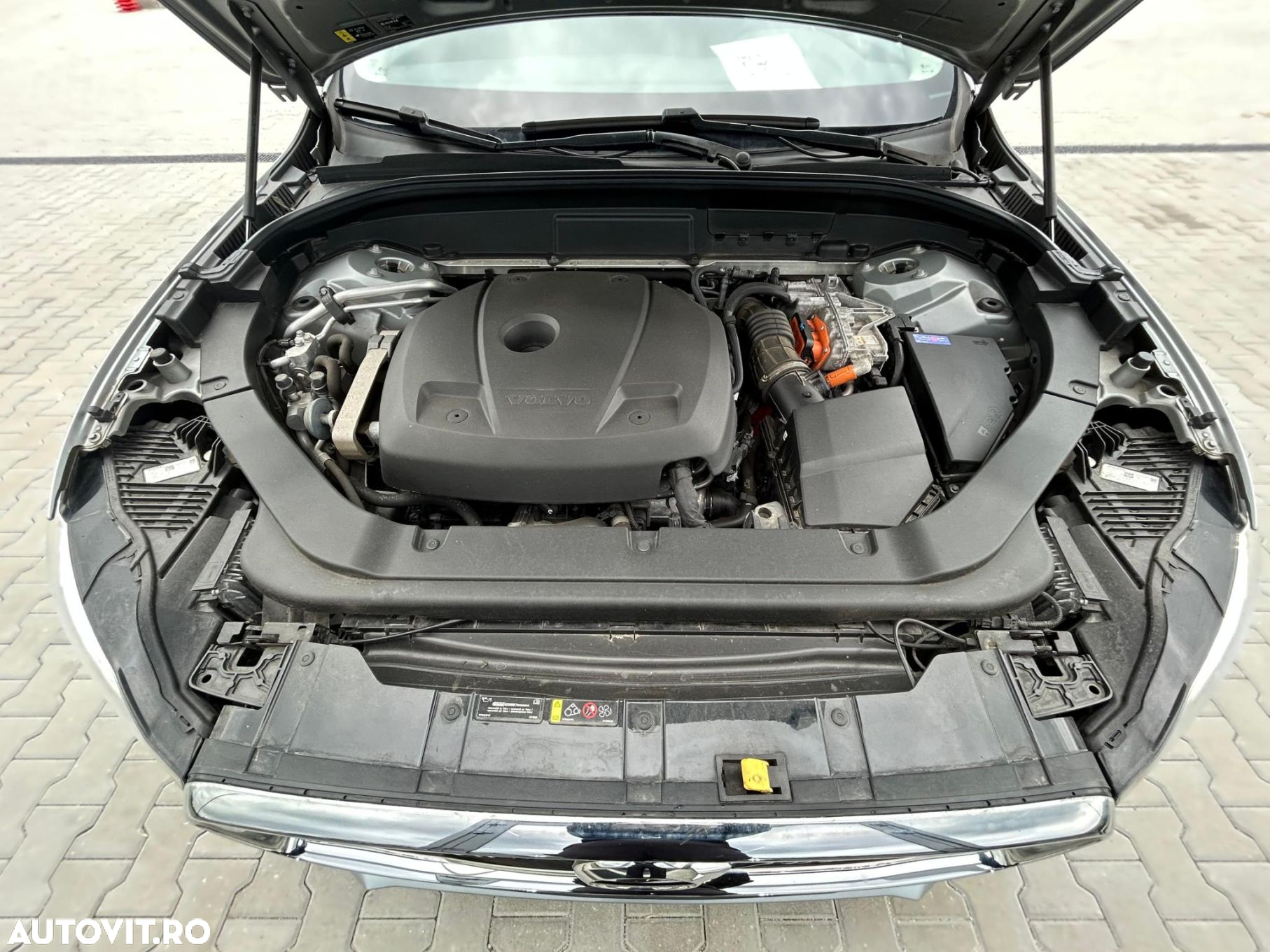 Volvo XC 60 T8 Twin Engine AWD Geartronic Momentum - 32