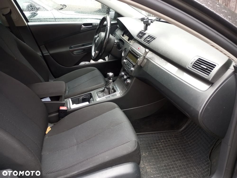 Volkswagen Passat 1.6 TDI DPF BlueMot Highline - 9