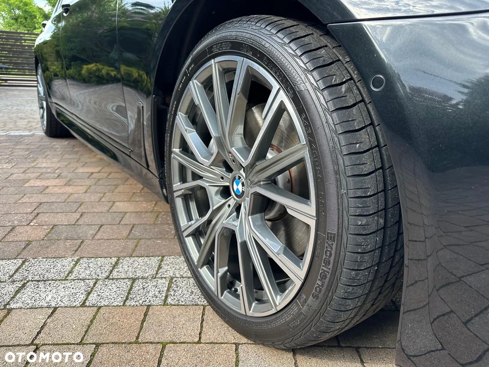 BMW Seria 7 750Li xDrive - 21