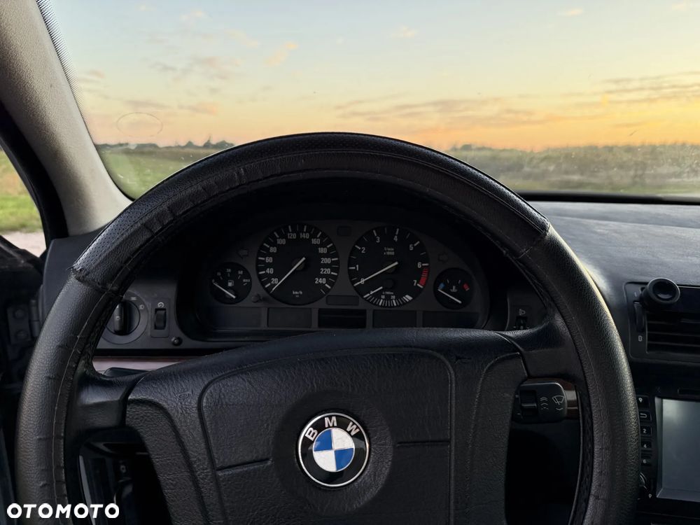 BMW Seria 5 520i - 14