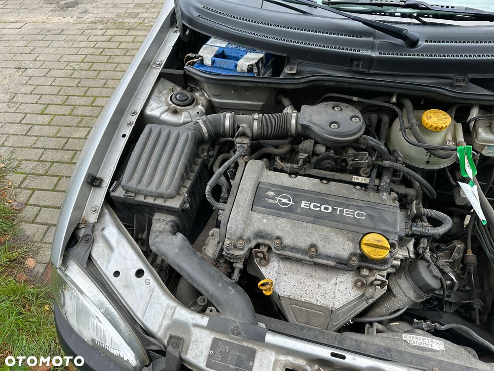 Opel Corsa 1.2 City 16v - 9