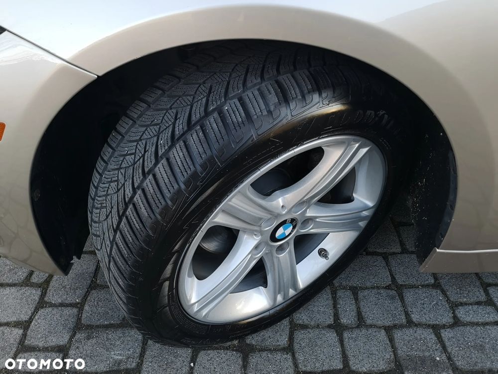 BMW Seria 3 330i xDrive - 34
