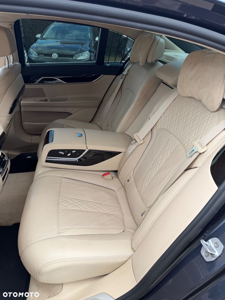 BMW Seria 7 750i xDrive - 23