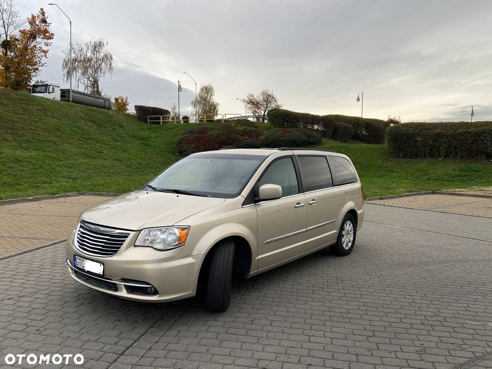 Chrysler Town & Country - 2