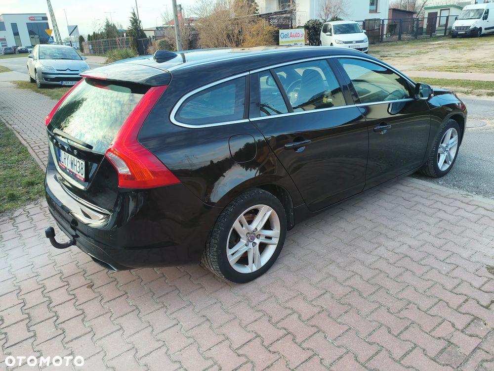 Volvo V60 D6 AWD Plug-in Hybrid R-Design Momentum - 4