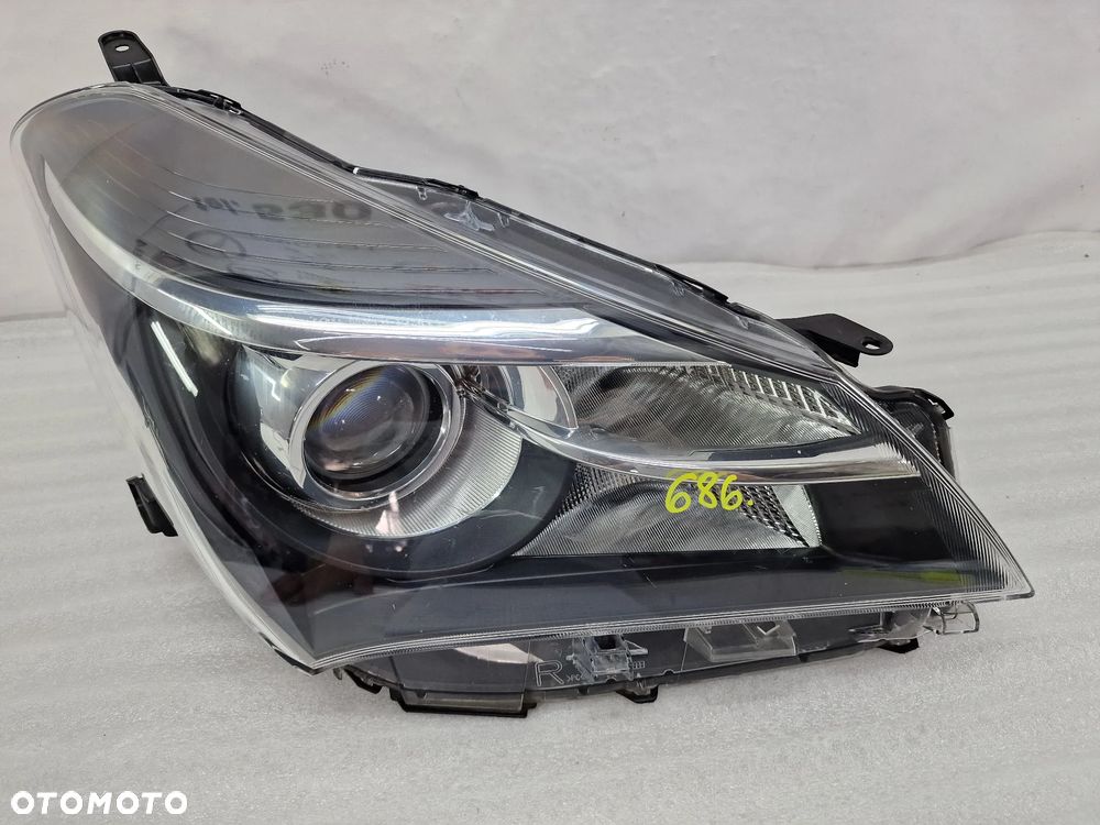 TOYOTA YARIS III 3 LIFT 14- PRAWA LAMPA PRZEDNIA PRZÓD SOCZEWKA , NR AUKCJI LA686 - 1