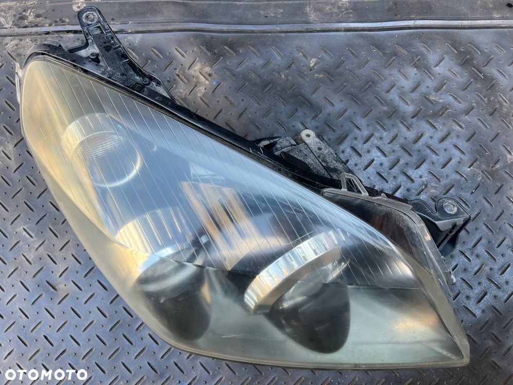 OPEL ASTRA H III REFLEKTOR LAMPA PRAWA PRZEDNIA PRAWY PRZÓD EUROPA HELLA CZARNA 16020200 BIXENON - 1