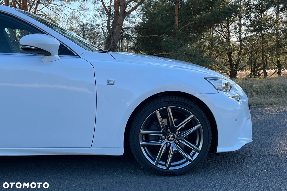 Lexus IS 300h F Sport - 29
