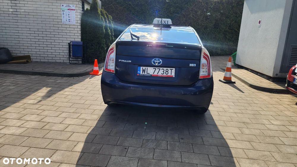 Toyota Prius (Hybrid) - 4