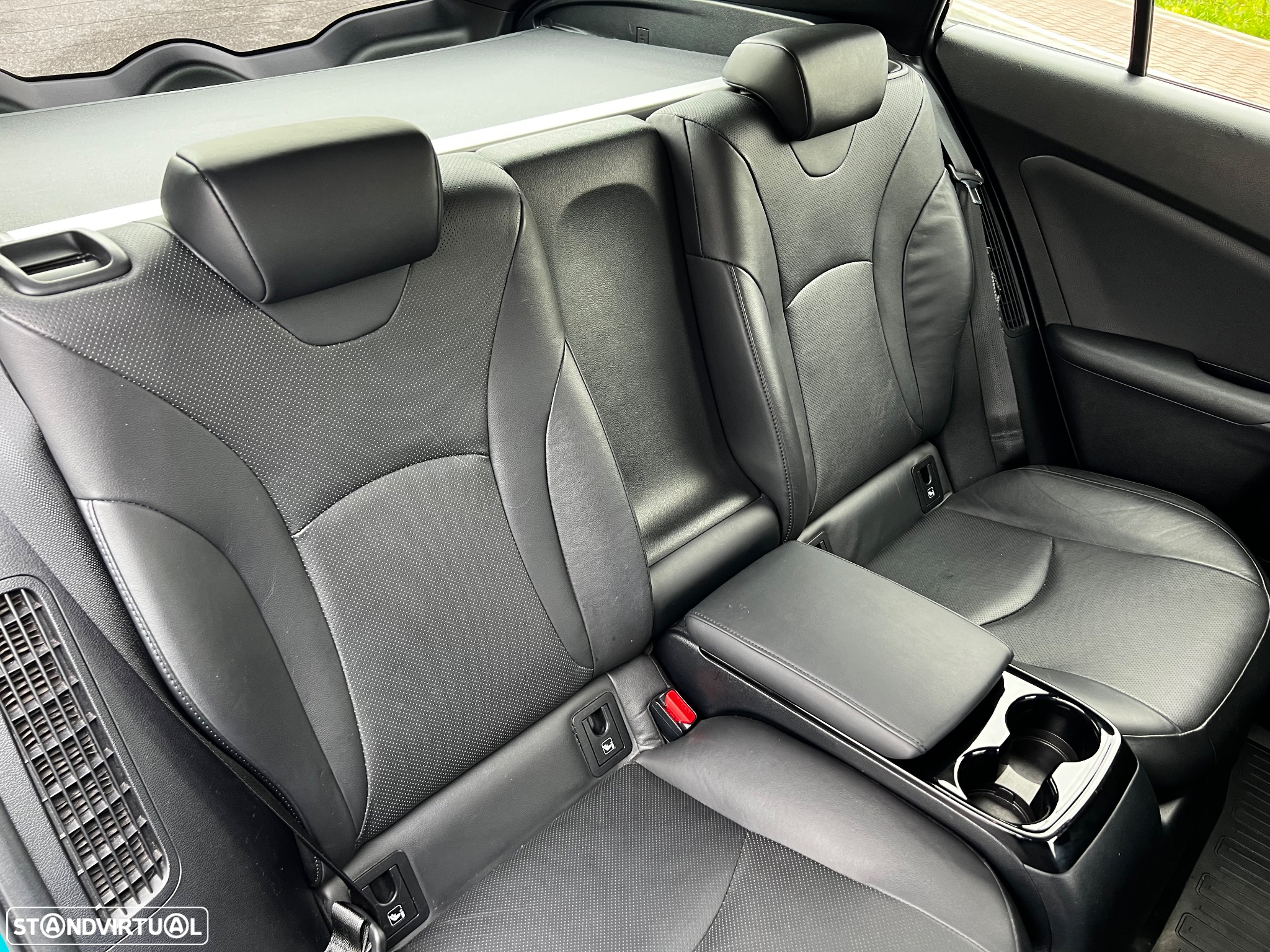 Toyota Prius 1.8 Plug-In Luxury Pele - 32