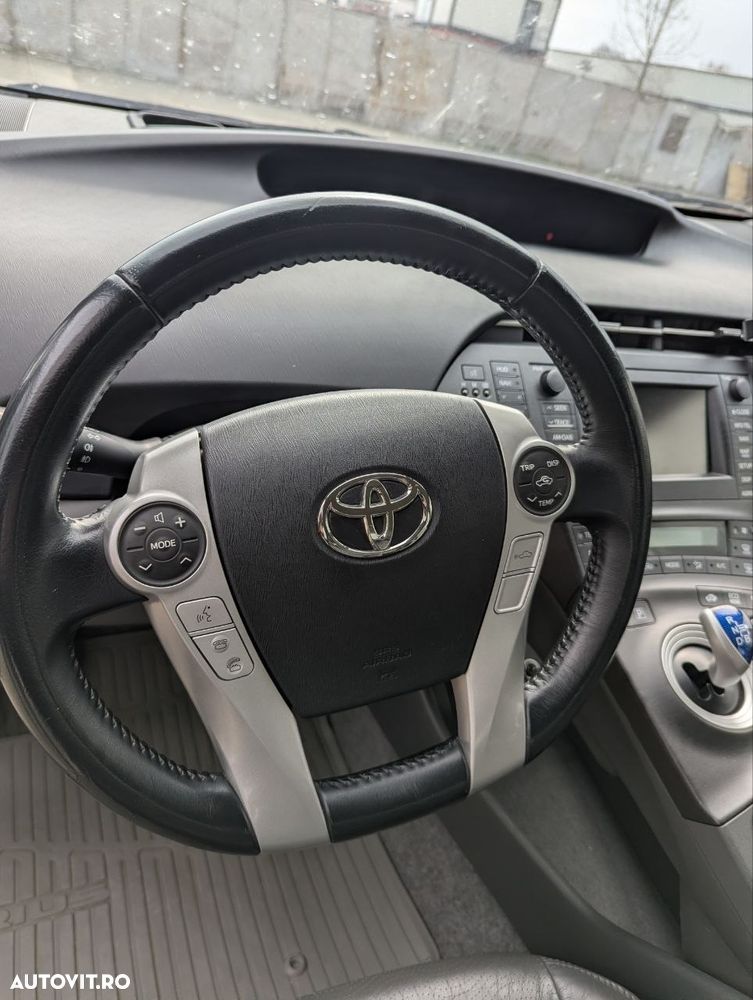 Toyota Prius (Hybrid) Executive - 6