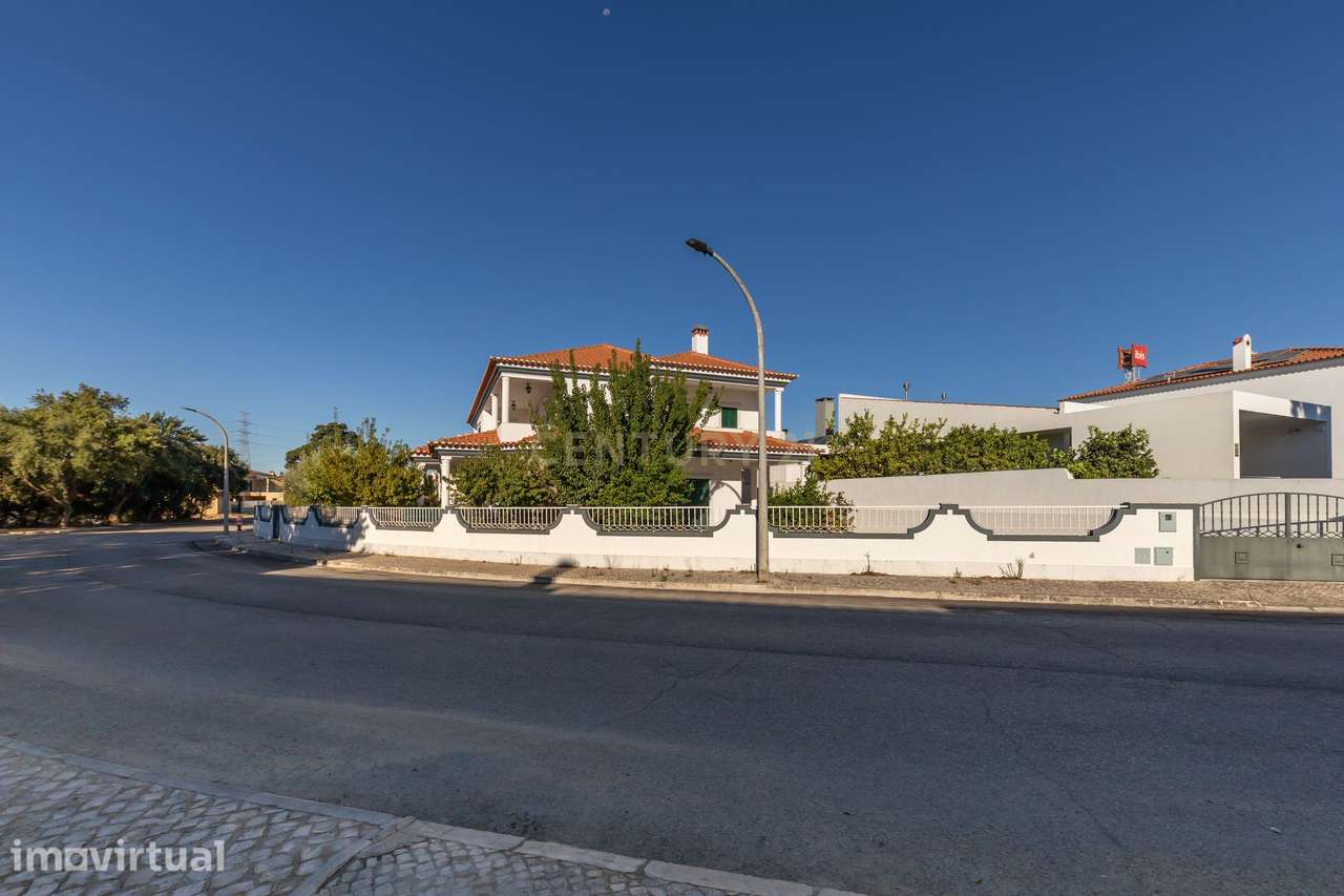 Moradia T6 no Vale da Rosa – Espaço, Conforto e Localização Privilegia - Grande imagem: 3/50