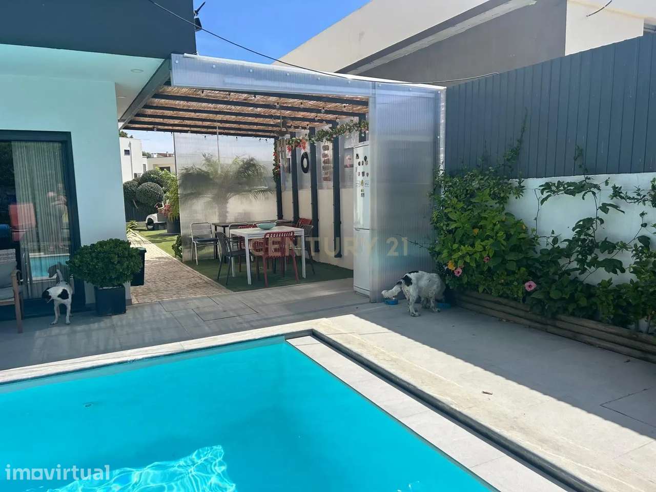 MORADIA ISOLADA na CAPARICA T4 c/ 3 SUITES, PISCINA AQUECIDA e PAINÉIS - Grande imagem: 3/60