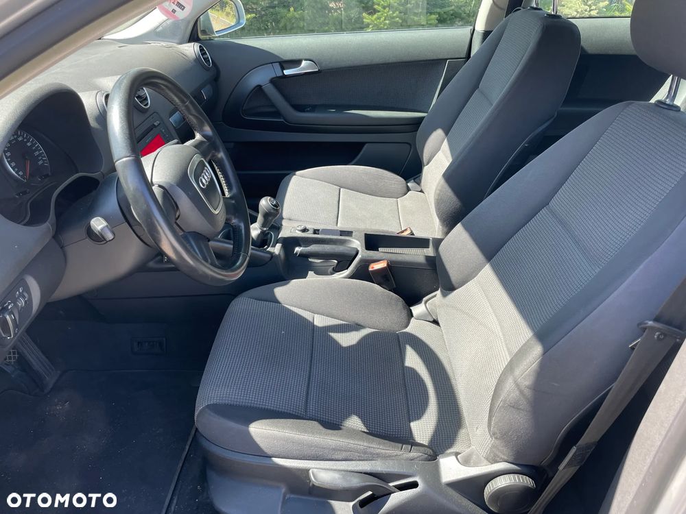 Audi A3 3-drzwiowe 1.6 FSI Attraction - 11